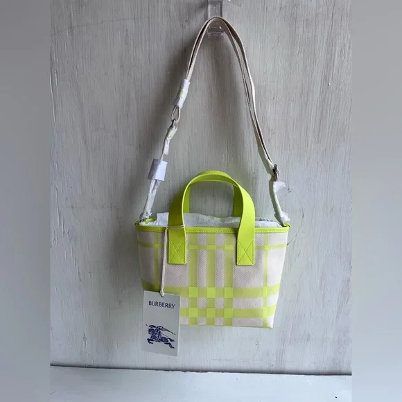 BURBERRY Vivid Lime Gift Box Bundle - Picture 8 of 14